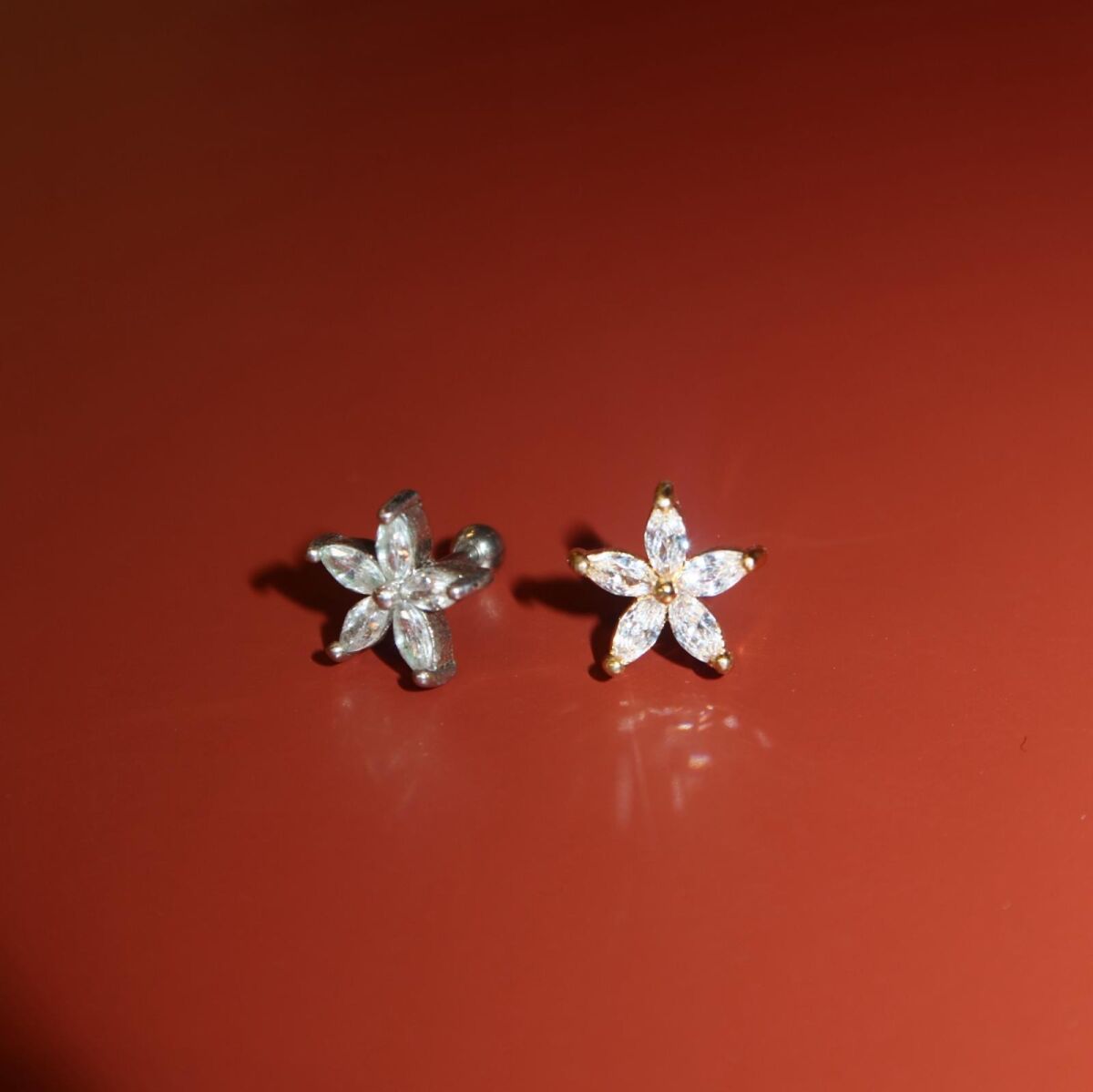 Badem Taşlı Çiçek Tragus Piercing - 1