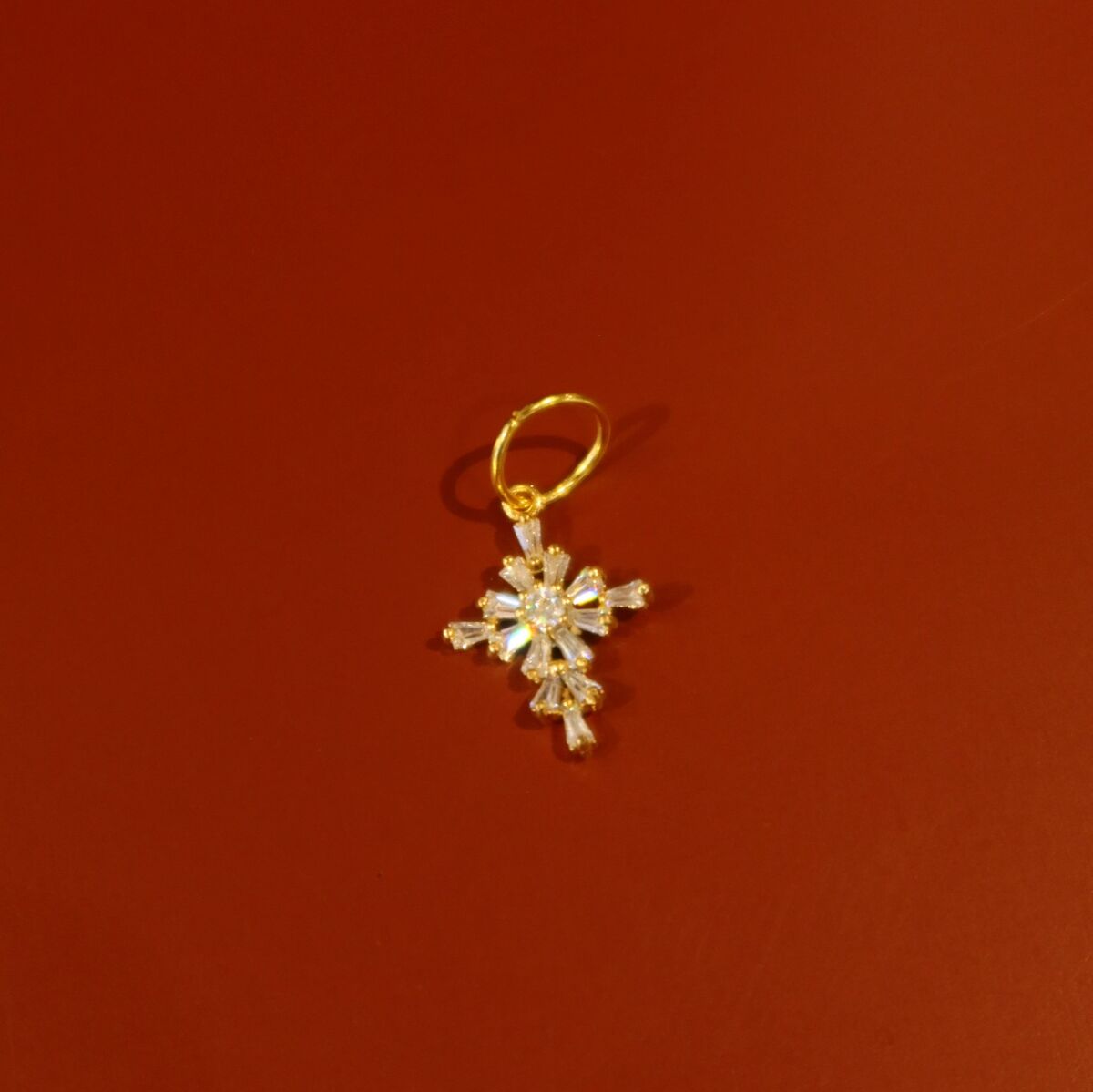 Beyaz Taşlı Fransız Zambağı Charm - 1