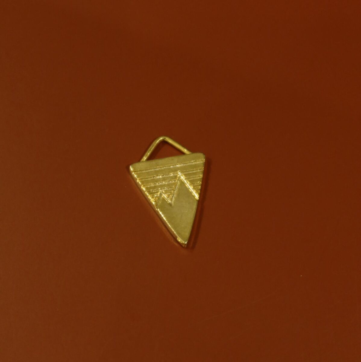 Çizgili Üçgen Plaka Charm - 1