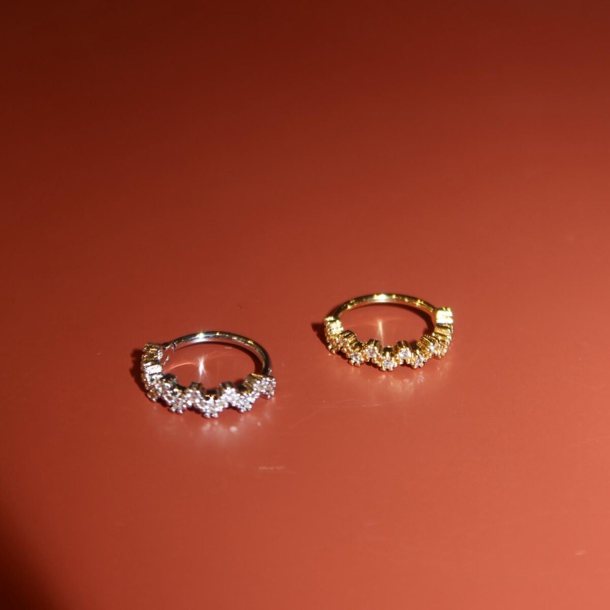 Dalgalı Taşlı Rook Piercingi - 1