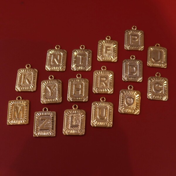 Dikdörtgen Plakalı Harf Charm - Fi Season