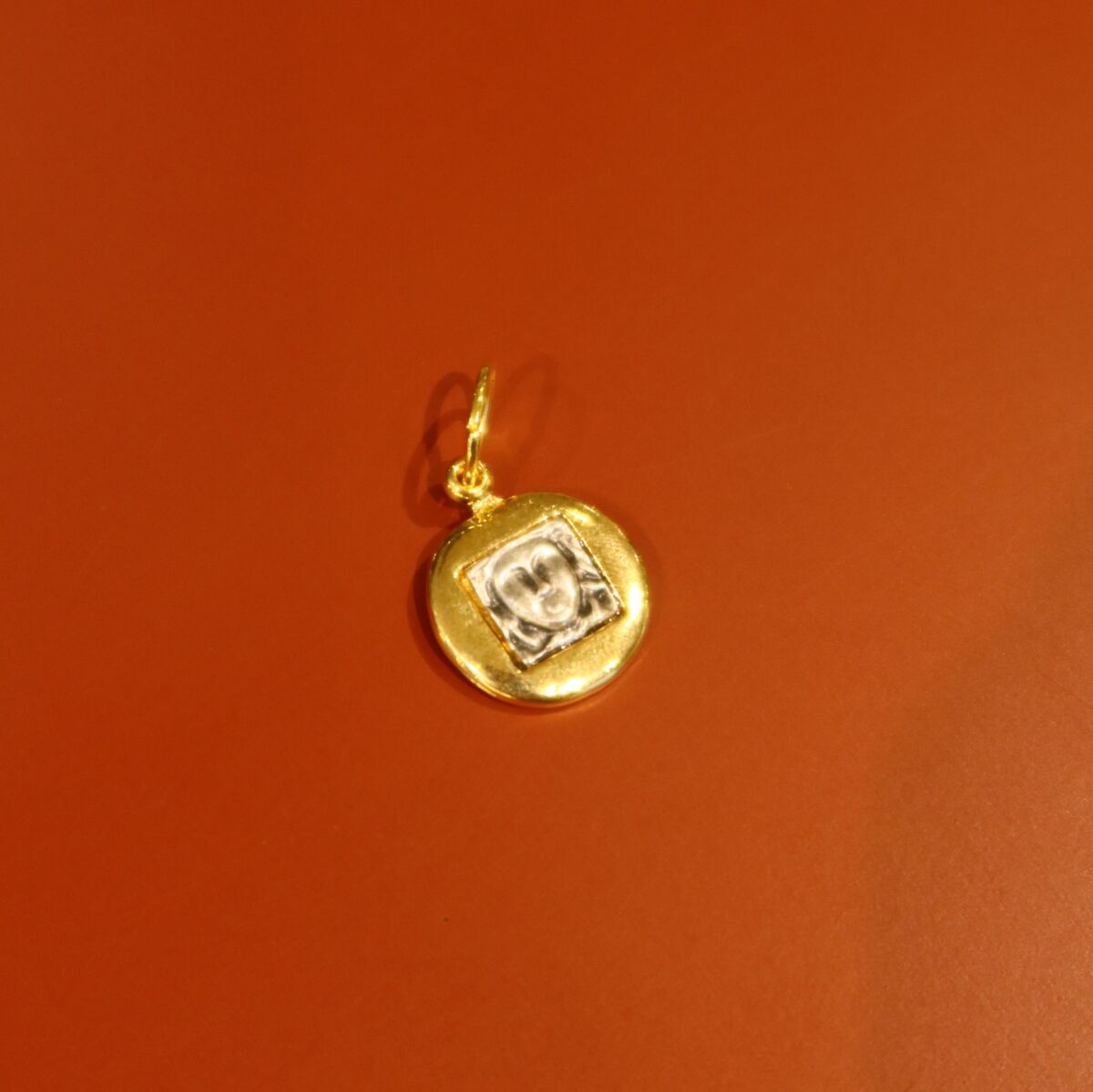 Madalyon Figürlü Charm - 1