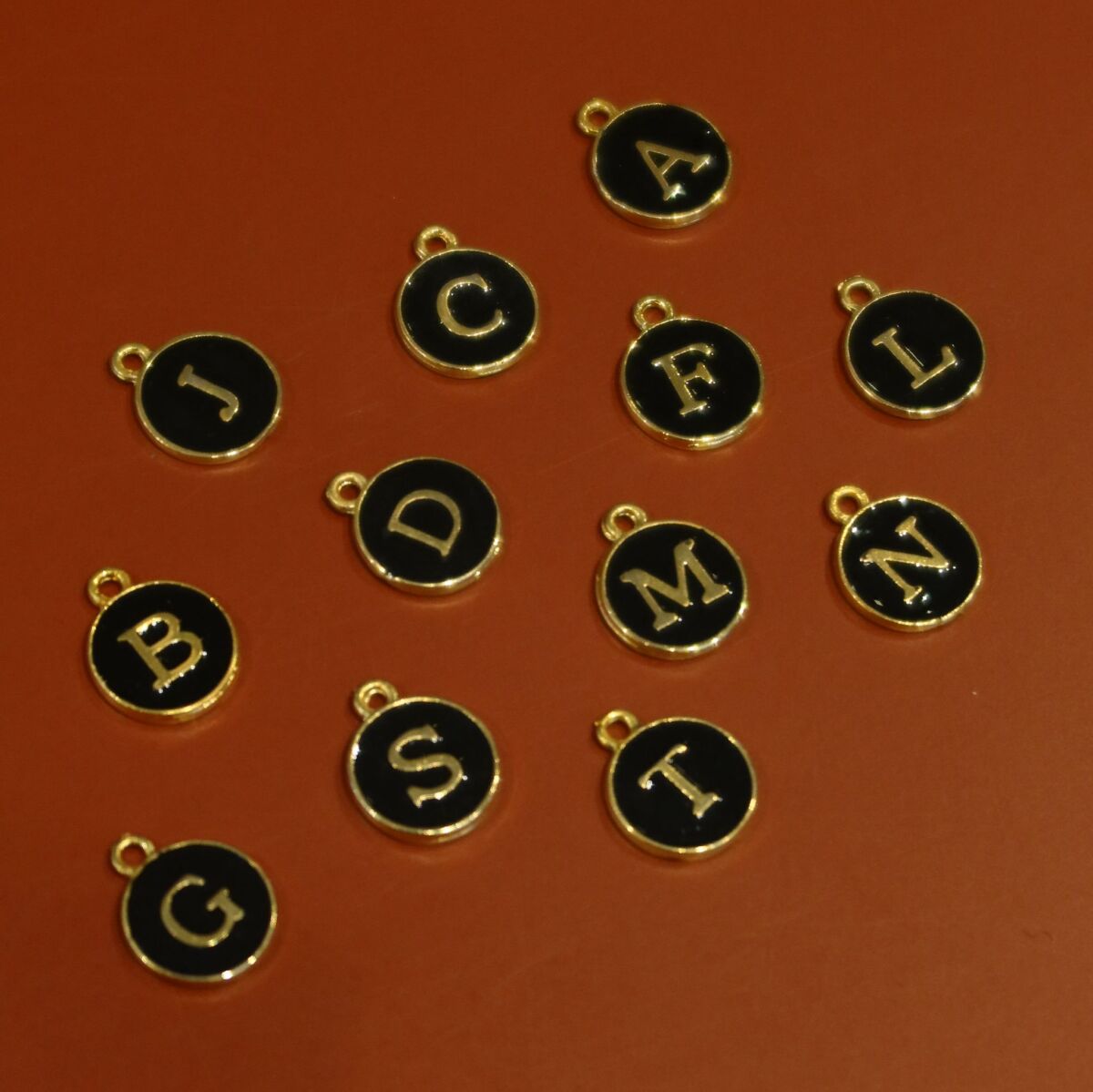 Siyah Mineli Daire Plakalı Harf Charm - 1