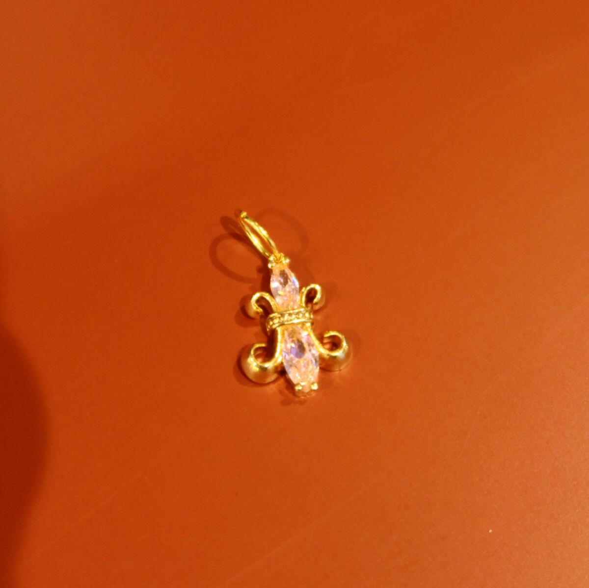 Taşlı Fransız Zambağı Figürlü Charm - 1